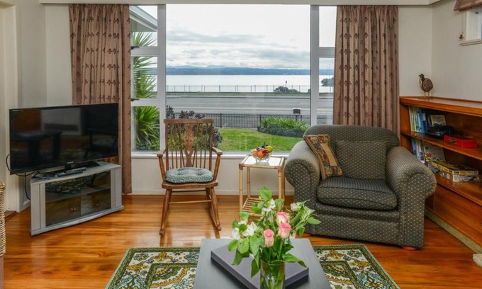 Bluff Hill House | Breakwater Cottage - Napier Holiday Home