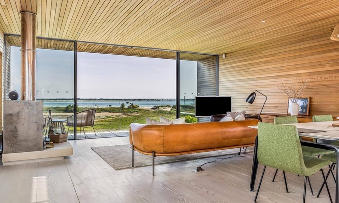 South Hayling House | Breathtaking Home with Parking | Pass the Keys