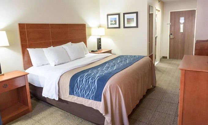 Augusta House | Breathtaking Rm for Luxurious Stay! Free Wi-Fi