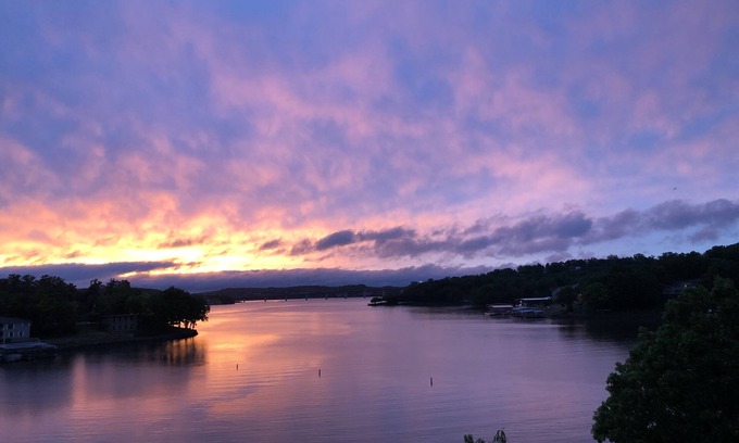 Osage Beach Condo | Breathtaking Sunsets at 17mm Lake of the Ozarks! Indian Pointe, Osage Beach, MO