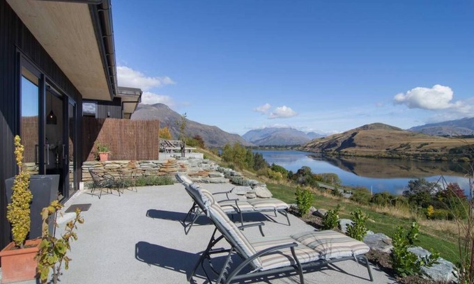 Lake Hayes House | BREATHTAKING VISTA overlooking Lake Hayes & surrounding mountains!