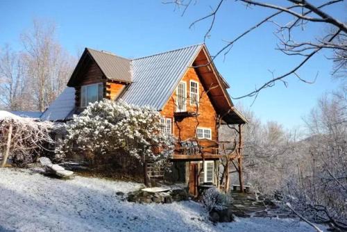 West Pawlet House | Breathtaking Year-Round Views from Luxury Cabin on New York-Vermont Border