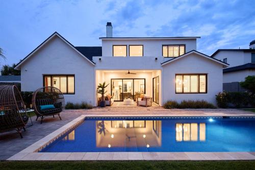 Wilshire Terrace House | Breeze - Sparkling Pool - Mins to Old Town