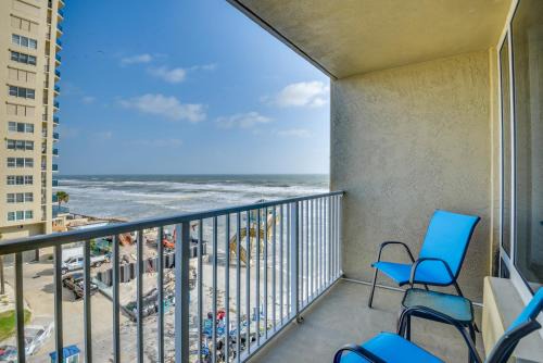 Daytona Beach Shores Apartment | Breezy Daytona Beach Studio with Balcony and Views!