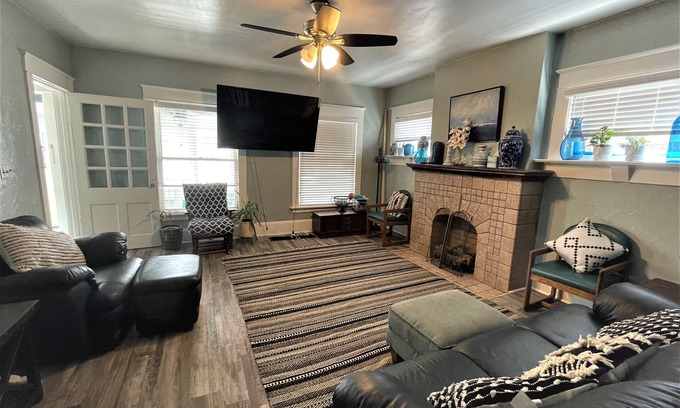 Erie House | Brick house in Historic "Milionaire's Row" Neighborhood - 10mins to Presque Isle