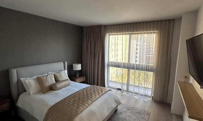 The Roads Condo | Brickell Apt: Rooftop Pool, Stunning City Views, Modern, Spacious, Walk to Shops