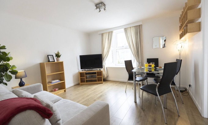 Oxford City Centre Apartment | Bridge View | Oxford Holiday Let | 1 Bed & Sleeps 2