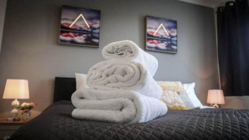 Maidstone House | BridgeCity 4 bedroom house with parking in Maidstone Town