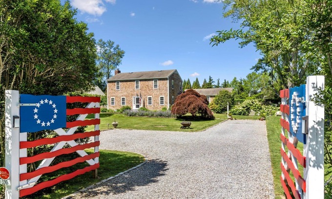 Bridgehampton House | BRIDGEHAMPTON South 5 bedroom 3.5 bath spectacular gardens and salt water pool