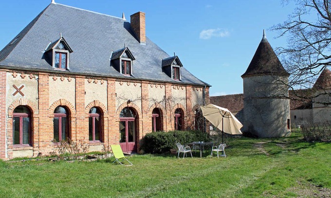 Trezelles Cottage | Bright 18th-century cottage in Val de Besbre with private garden