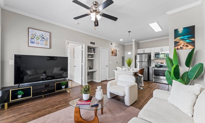 Alden Bridge Apartment | Bright 1BR in Magnolia + Near Woodlands Waterway