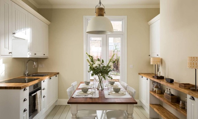 Fulham Apartment | Bright 1BR Modern Home & Terrace in West London