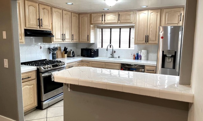 Park Mesa Heights House | Bright 2 Bedroom Home near Crenshaw