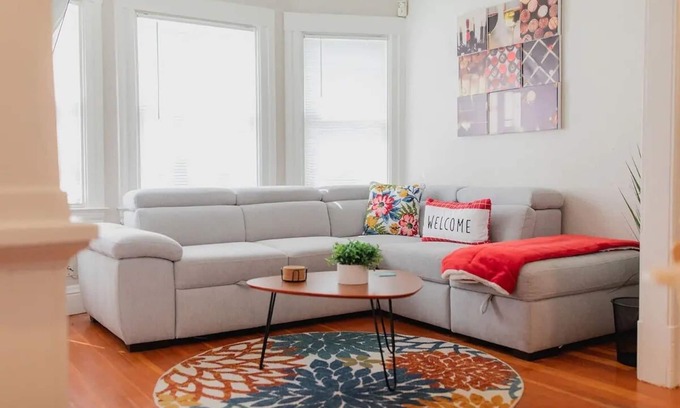 Southeastern Sacramento House | Bright 2BR in Curtis Park by Med Center - Laundry!