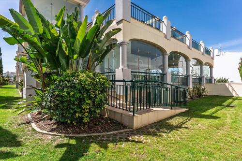 Guia Apartment | Bright 3-BR in Guia with Shared Pool