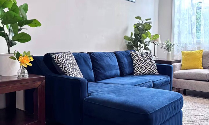 Brewerytown Apartment | Bright 3BR Apartment near Art Museum
