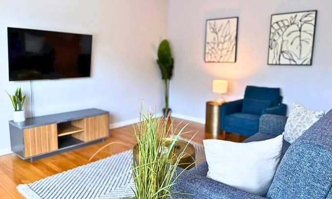 West Ridge Apartment | Bright & Airy 1-Bedroom Unit