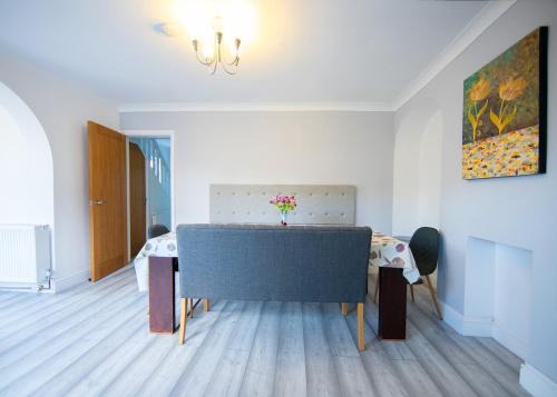 Ely House | Bright & Airy 4x Bed House with Parking