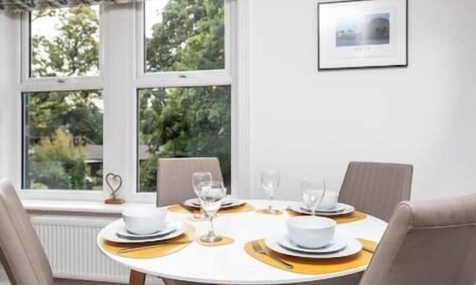 Leeds City Center Apartment | Bright & Airy Flat in Oakwood