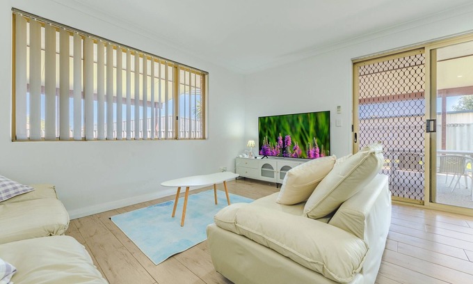 Waikiki House | Bright Airy Retreat with Garden