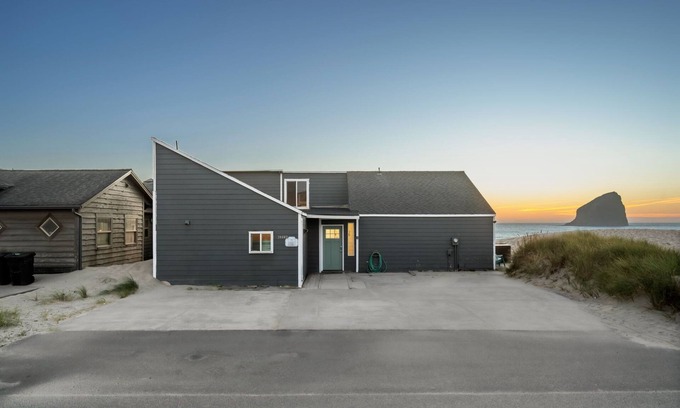 Oregon Coast House | Bright and Airy Beachfront Bungalow w/hot tub overlooking Haystack rock!