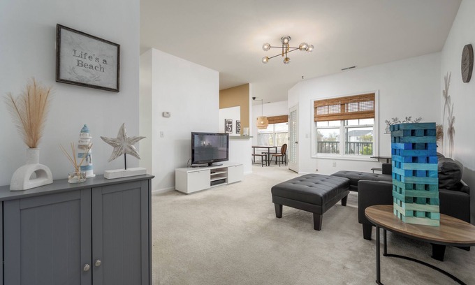 Sussex County Condo | Bright and Airy Coastal Retreat 3rd Floor Condo