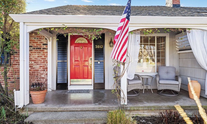 Arden-Arcade Cottage | Bright and Airy, Garden Retreat near Cottage Park. Pet Friendly.