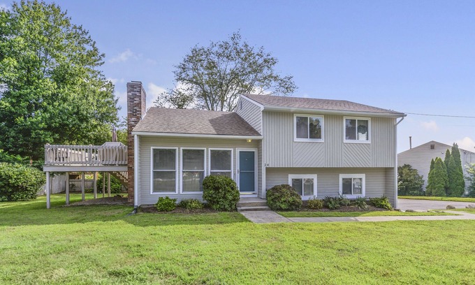 Bonnet Shores House | Bright and Airy Home in Bonnet Shores with Central Air and Includes 4 Narragansett Beach Passes!