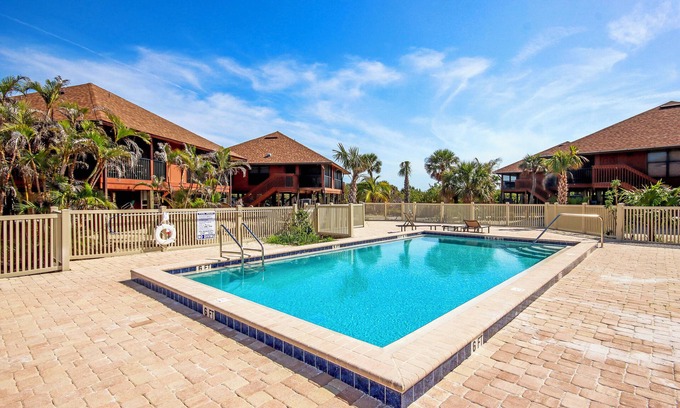 Sanibel Condo | Bright and breezy poolside escape on Sanibel Island - Pet friendly - Signal Inn 02