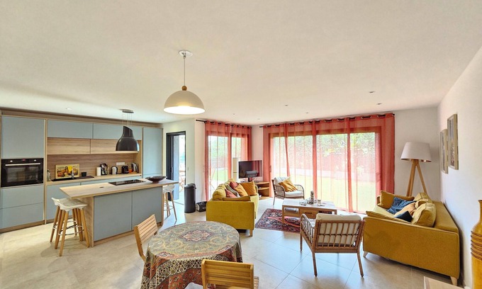 Carqueiranne Apartment | Bright and comfortable apartment with private garden 50 m from the sea