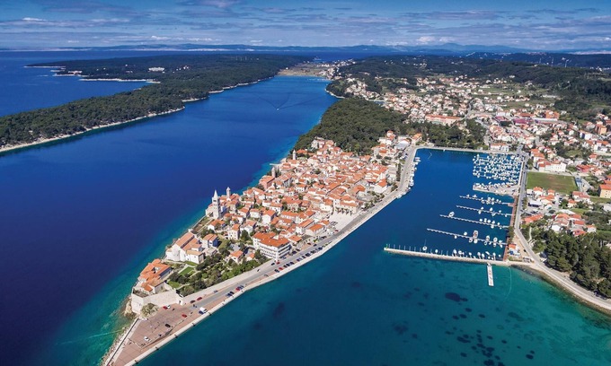 Lopar Apartment | Bright and inviting holiday apartment with inviting communal pool near the beach!