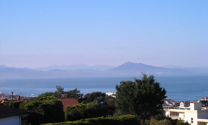 Biarritz Apartment | Bright and modern 4-Star 4-bedroom condo in peaceful oceanside neighborhood