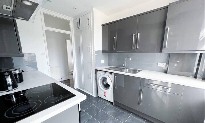 Sutton South Apartment | Bright and spacious 2-Bed Apartment in Sutton