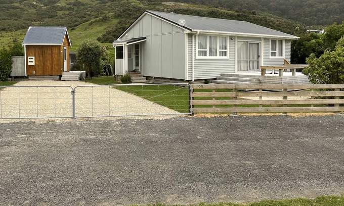 Mahia House | Bright and Sunny Mahia Beach Bach