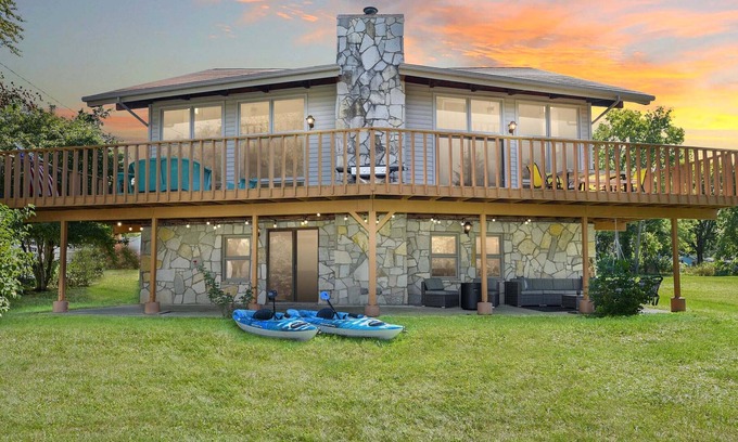 Lakeside House | Bright and Airy Marblehead Lake House w/ Kayaks!