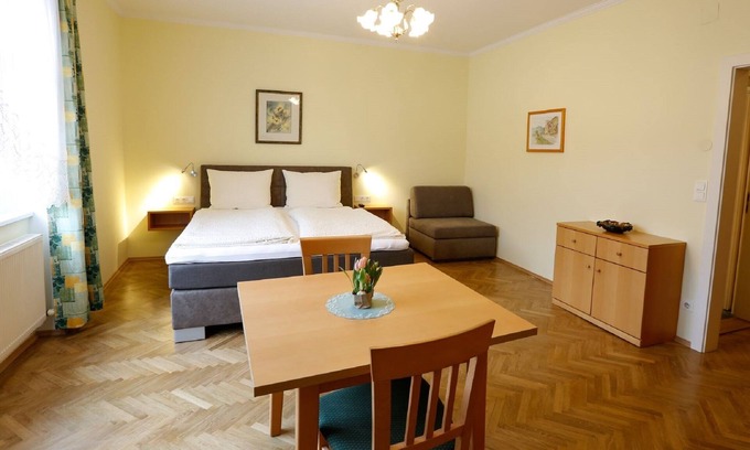 Weissenkirchen in der Wachau Apartment | Bright apartment (47 sqm) for two adults and two children with a view of the Danube