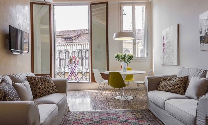 San Marco Apartment | Bright Apartment with open view on Campo Santo Stefano