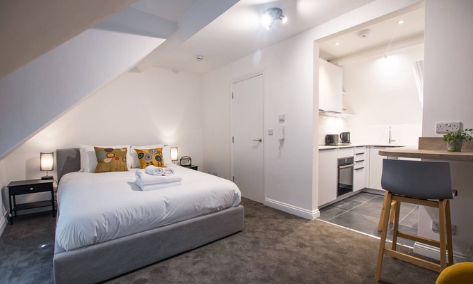 Bristol Apartment | Bright & Beautiful Studio Flat in Bristol