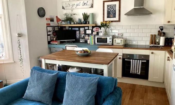 Saint Paul's Apartment | Bright, book-filled flat in artsy Stokes Croft