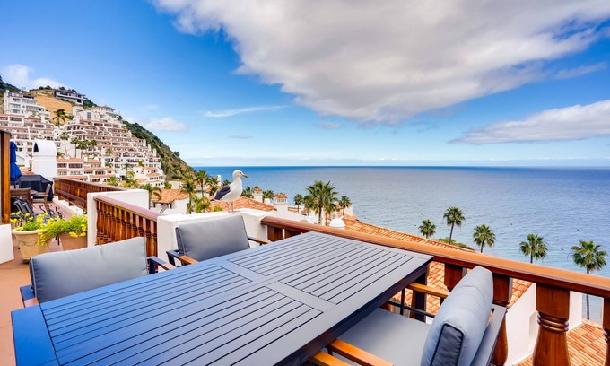 Avalon Condo | Bright Catalina Island Condo w/Ocean Views!