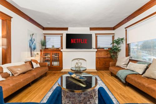 Eastside House | Bright Coastal Escape 4 Bedroom 2 Bath Near CSULB Long Beach Airport and Beach