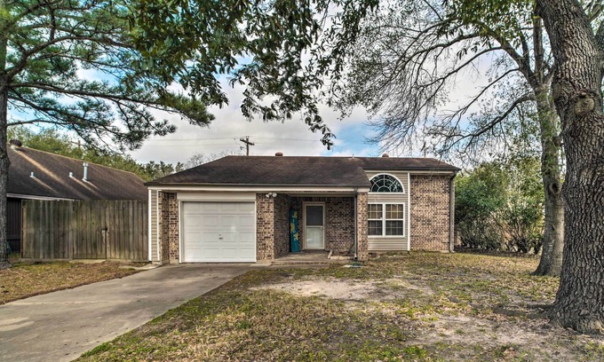 Villa West Cottage | Bright College Station Abode: 3 Mi to Kyle Field