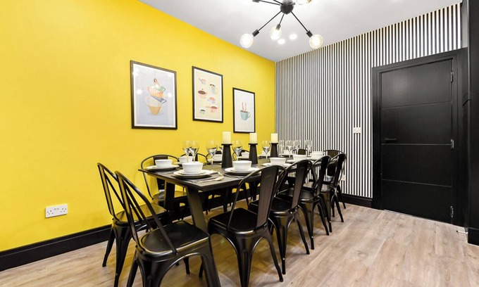 Tottenham House | Bright & Colourful House - Best for a Large Groups