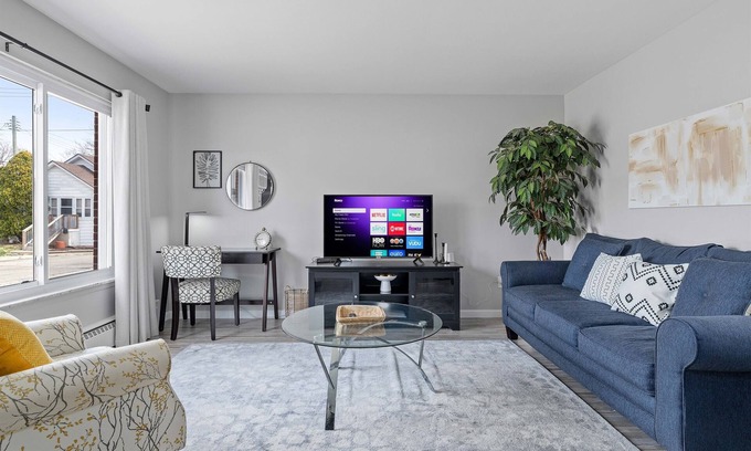 Mount Clemens Apartment | Bright & Comfy 1 Bedroom Flat | Hollywood Suites