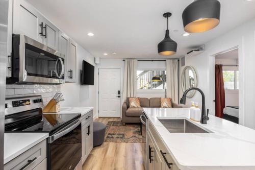 Hillsboro Village Apartment | Bright Condo by Vanderbilt and Belmont, 3 miles to Downtown