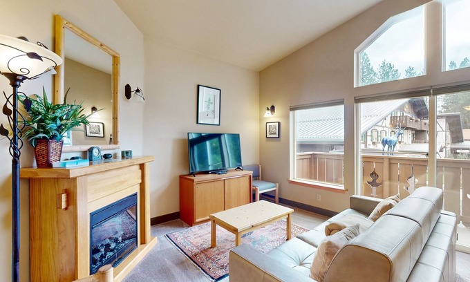 Downtown Leavenworth Condo | Bright condo with WiFi, balcony, pools & hot tubs - walk downtown