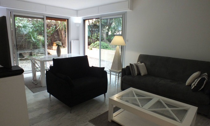 Cap-d'Antibes Apartment | Bright corner apartment with fenced garden, 5 minutes from the beach!