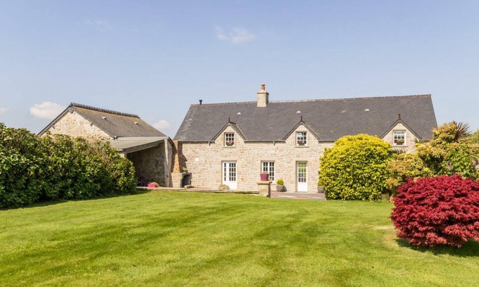 Hardinvast Cottage | Bright cottage near Cherbourg with garden and pets allowed