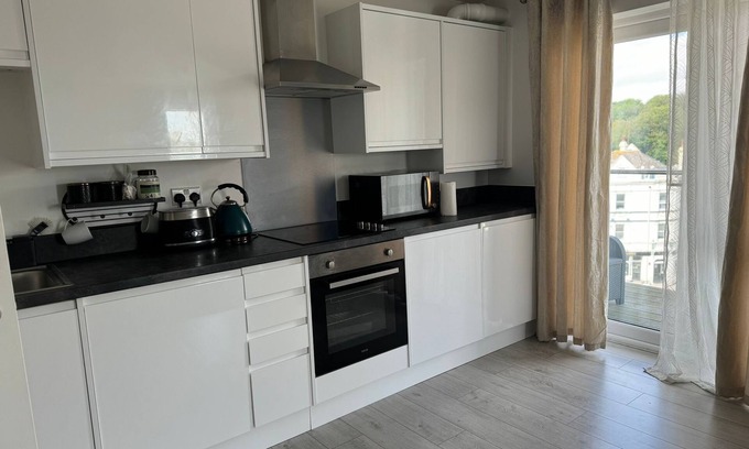 Chatham Apartment | Bright ensuite Private Room in 2BR Apt – Singles, couples, families allowed