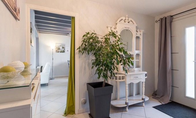 Gy Cottage | Bright house with private garden and Wifi near historical sites